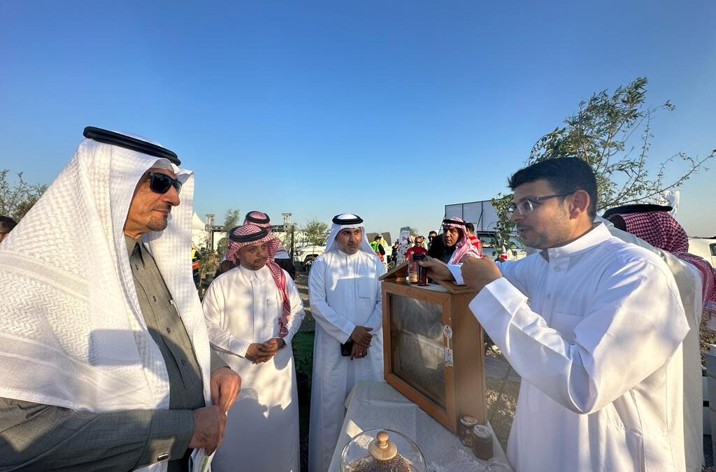 من فعاليات غابات المنجروف النحال علي السلطان يروي قصة نجاح وصلت للعالمية