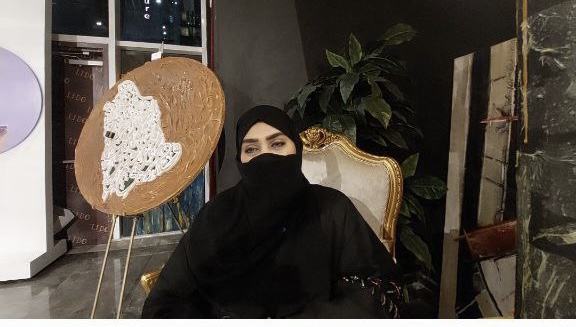 بخمس لوحات تجريدية الفنانة نوره بايحيى تشارك في معرض “شيء ما”