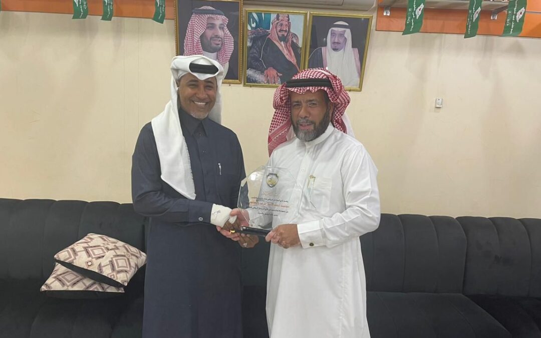 نائب رئيس نادي الساحل يكرم الكابتن عصام الخميّس