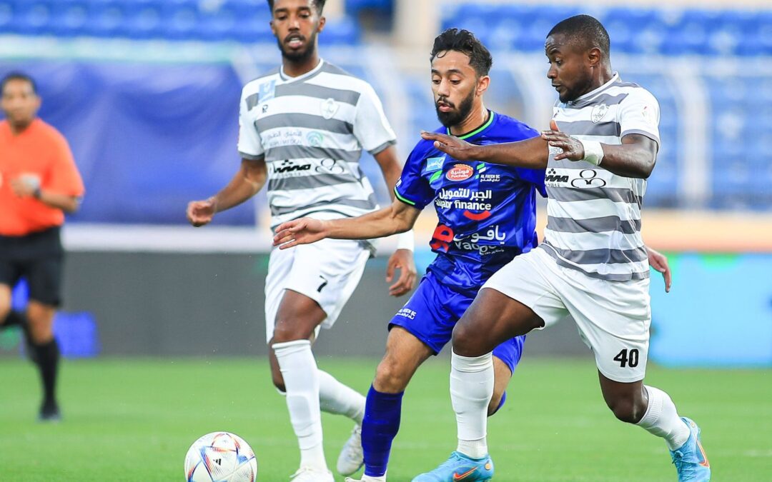 الطائي يحقق الفوز على الفتح بثلاثية لهدفين