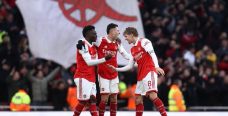 أرسنال يفوز على فولهام بثلاثية نظيفة ويتصدر الدوري الإنجليزي