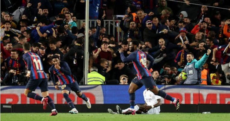 برشلونة يواصل هوايته ويضرب ريال مدريد بهدفين لهدف