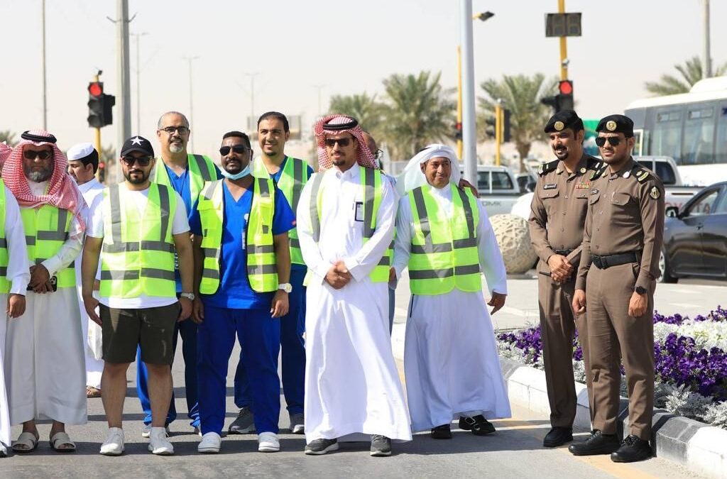 محافظ بقيق ومدراء الإدارات الحكومية وقطاع التعليم والقطاع الخاص يشاركون في مبادرة ” بقيق تمشي “