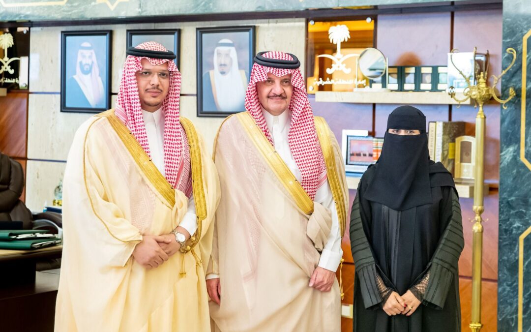 أمير الشرقية يتسلم نسخة من “هذا الكتاب يهمك”