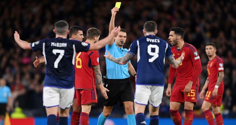 تغير الحكم بين الشوطين في مباراة اسكتلندا و إسبانيا 