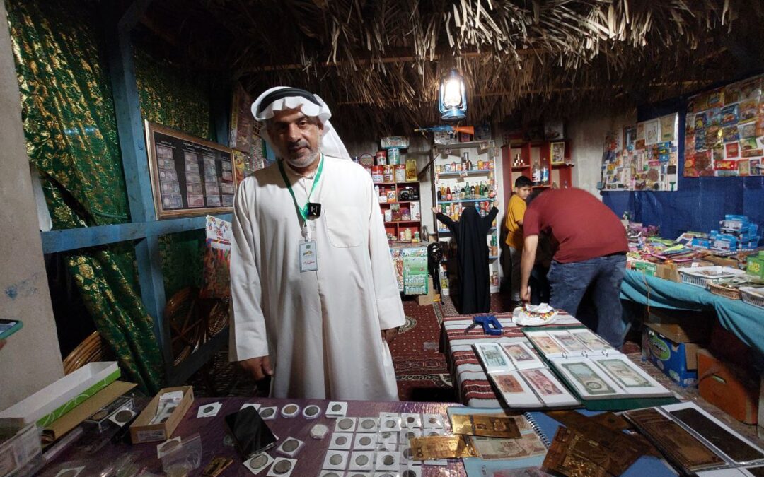 من “بستان قصر تاروت” السعيد يعرض  العملات القديمة للزوار