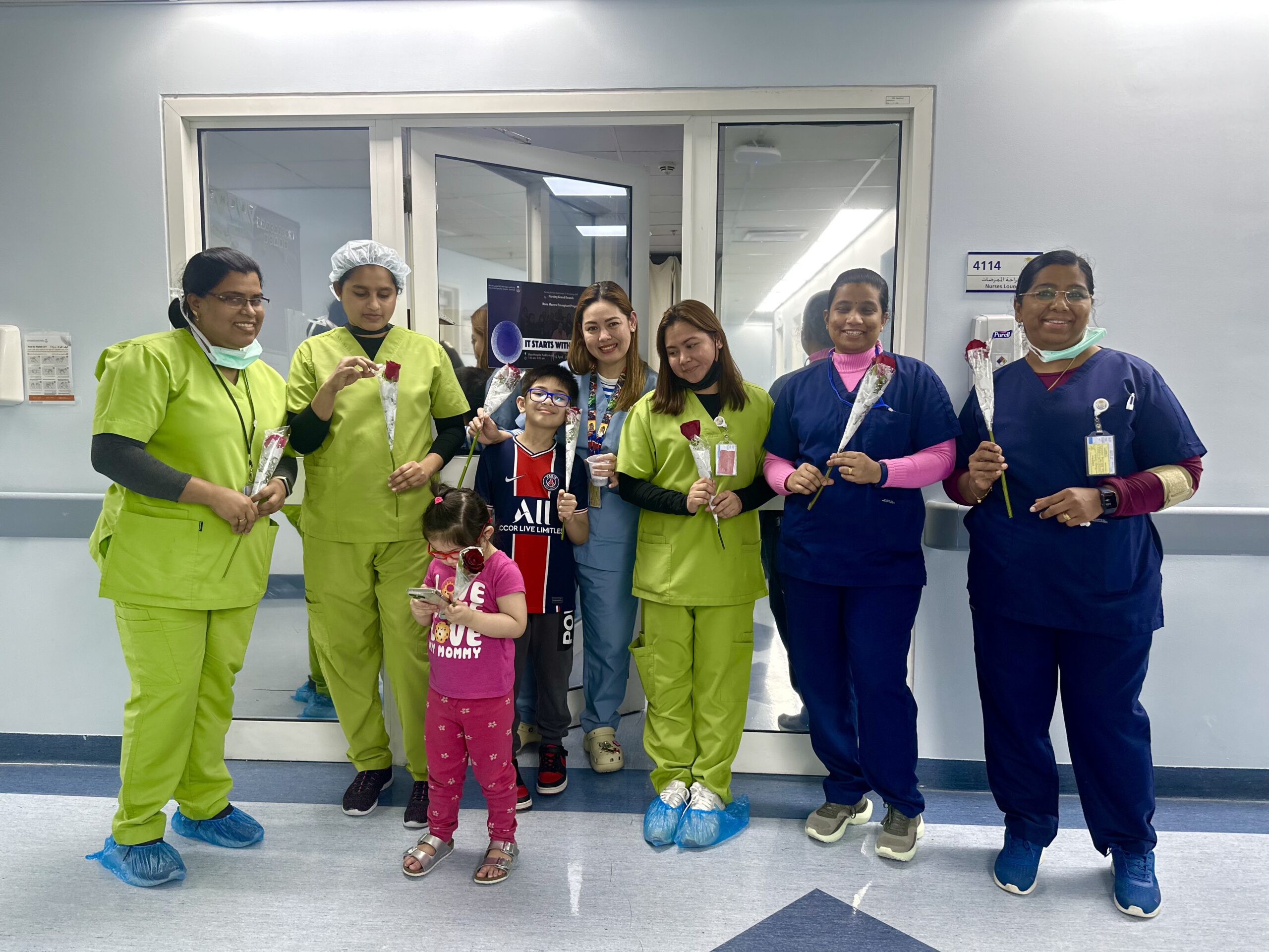 بالورود فرسان الرياضة تعايد المرضى في مستشفى الملك فهد التخصصي