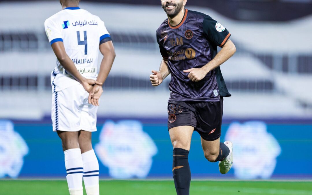 الشباب يضرب الهلال بثلاثية نظيفة