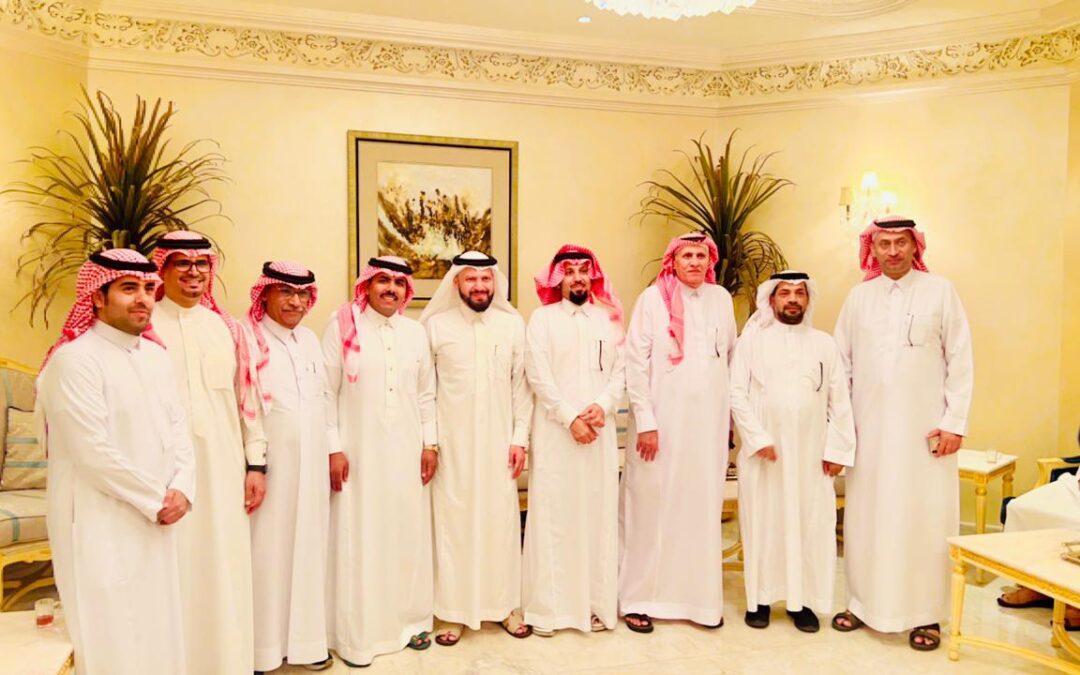 رئيس تحرير مجلة الصناعات الوطنية يقدم درع للأستاذ إبراهيم آل الشيخ