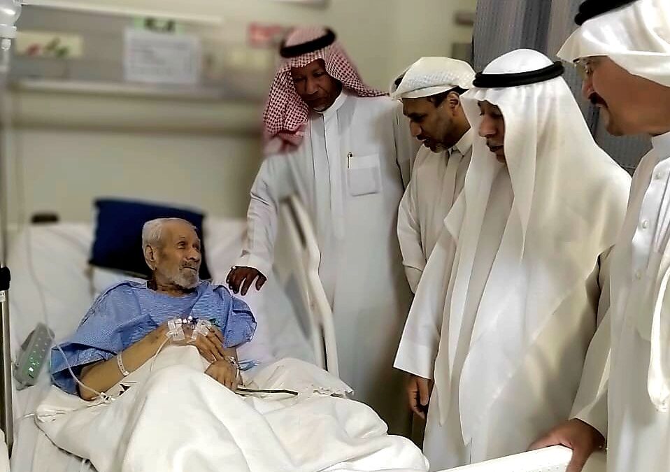 خيرية الجارودية تقدم أكثر من 100 وردة كمعايدة لمرضى وموظفي مستشفى القطيف المركزي