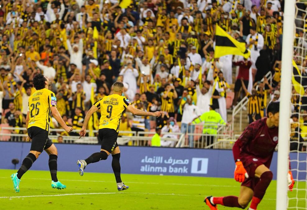 الاتحاد بعشرة لاعبين يفوز على الشباب بثنائية لهدف 