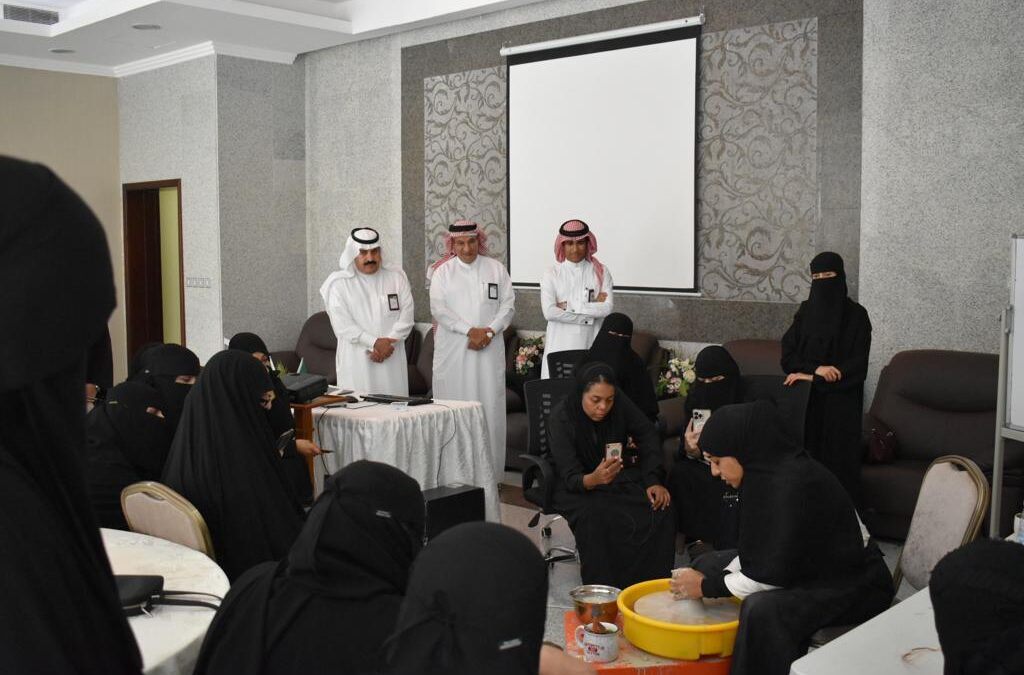 تمكين ضمان الدمام بالتعاون مع المدربة آمنه الطاهر.. 35 مستفيدة تتأهل لصناعة خزفيات