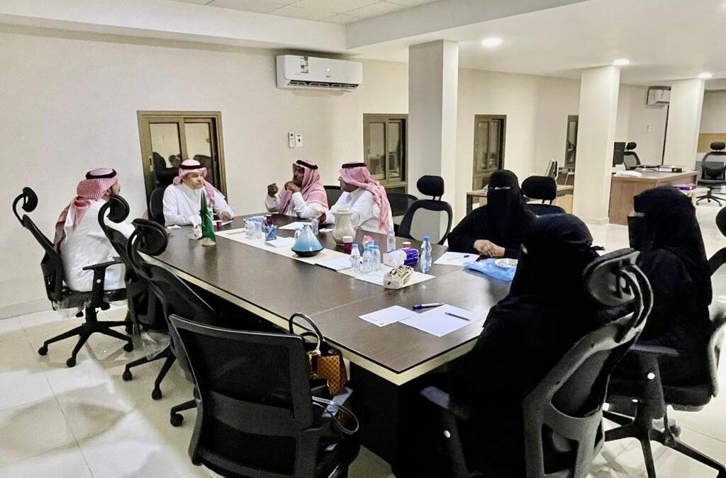 رئيس واعضاء جمعية اللاعبين القدامى بالشرقية يناقشون الترتيبات لحفل تكريم الرياضي المخضرم عبدالله جاسم