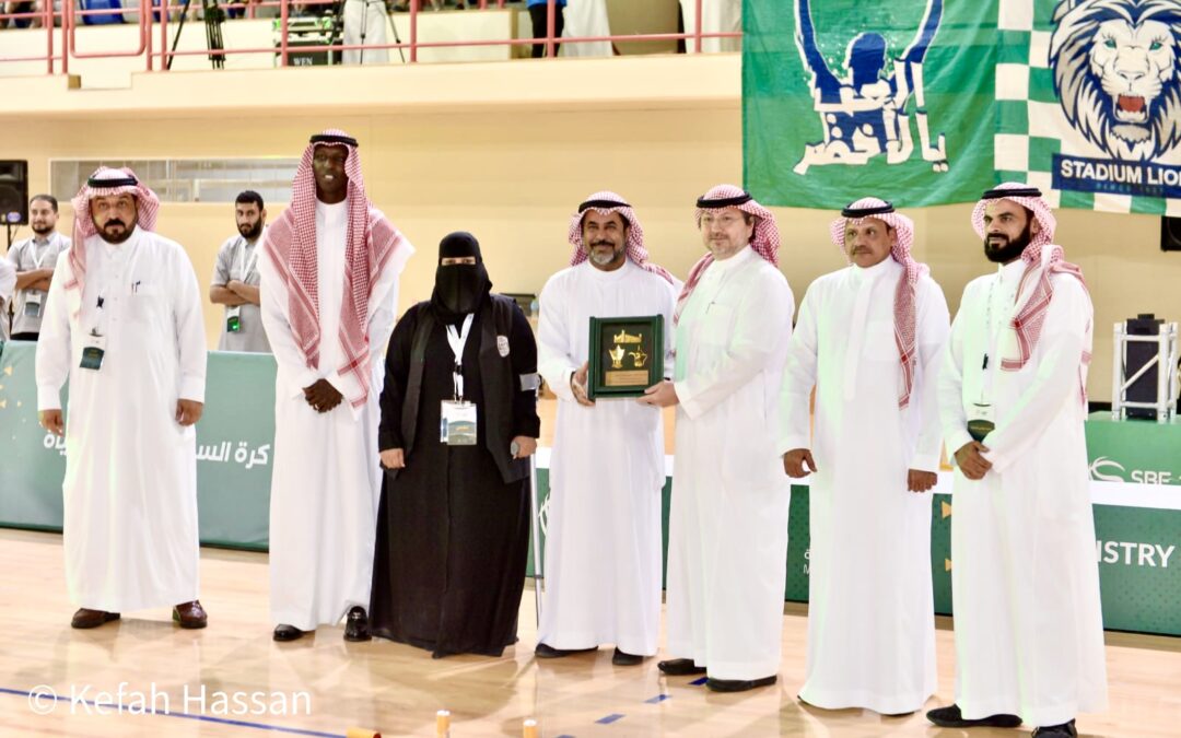 رئيس الاتحاد السعودي لكرة السلة يكرم صحيفة فرسان الرياضة