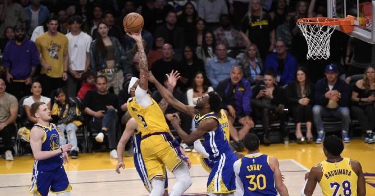 ليكرز يُقصي حامل اللقب وتأهل ميامي هيت 