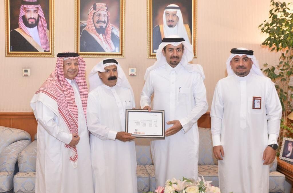 الخريف يسلّم حسين العوامي أول ترخيص صادر من من وزارة الثقافة لمتحف في محافظة القطيف