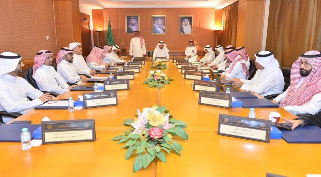 الخريف يرأس اجتماع المجلس المحلي بالقطيف.. أكد على المتابعة الميدانية لجودة أداء تنفيذ المشاريع