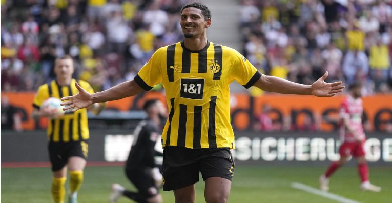 دورتموند ينتزع صدارة الدوري الألماني من بايرن ميونيخ بفوزه على اوغسبورغ بثلاثية نظيفة 