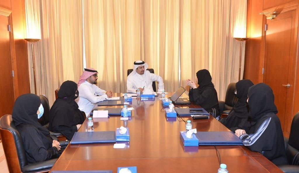 الخريف يلتقي رئيسة جمعية العطاء النسائية.. وقائد فريق شباب محافظة القطيف