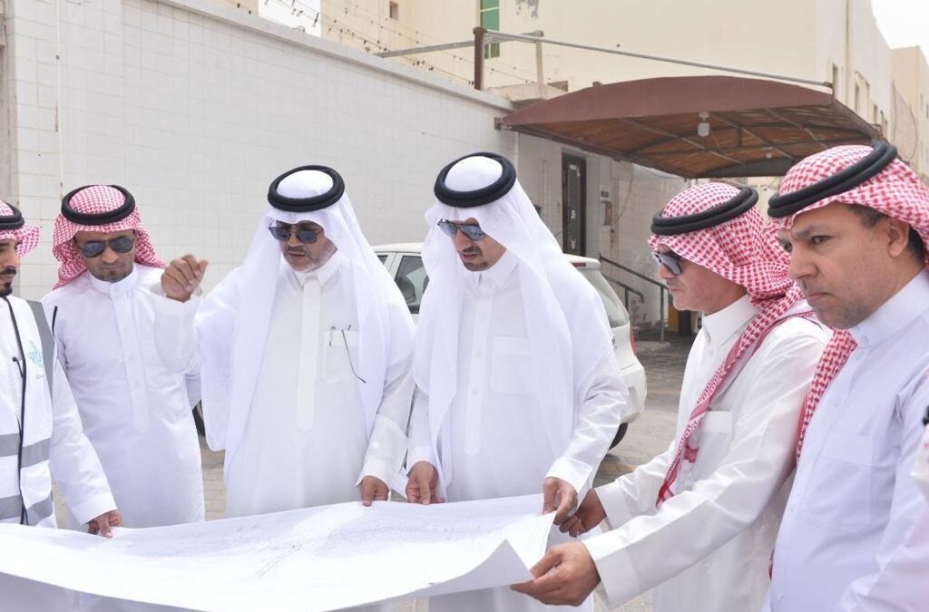 اطّلع على سير العمل ووجّه بسرعة تنفيذها..الخريف يقف ميدانيًا على المشاريع التنموية في الأوجام وصفوى وأبو معن وأم الساهك