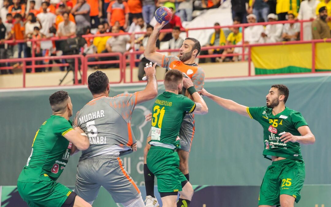 مضر يكسب الخليج ويتصدر نخبة اليد والهدى يحقق فوزه التاريخي الأول بالبطولة