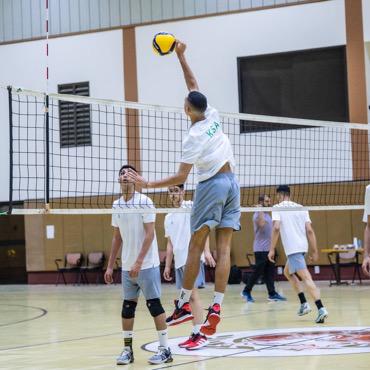 بمشاركة 20 لاعباً تدريبات مكثفة في معسكر ناشئي الطائرة