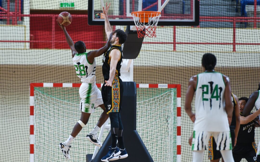 ثلاث محترفين في ممتاز السلة