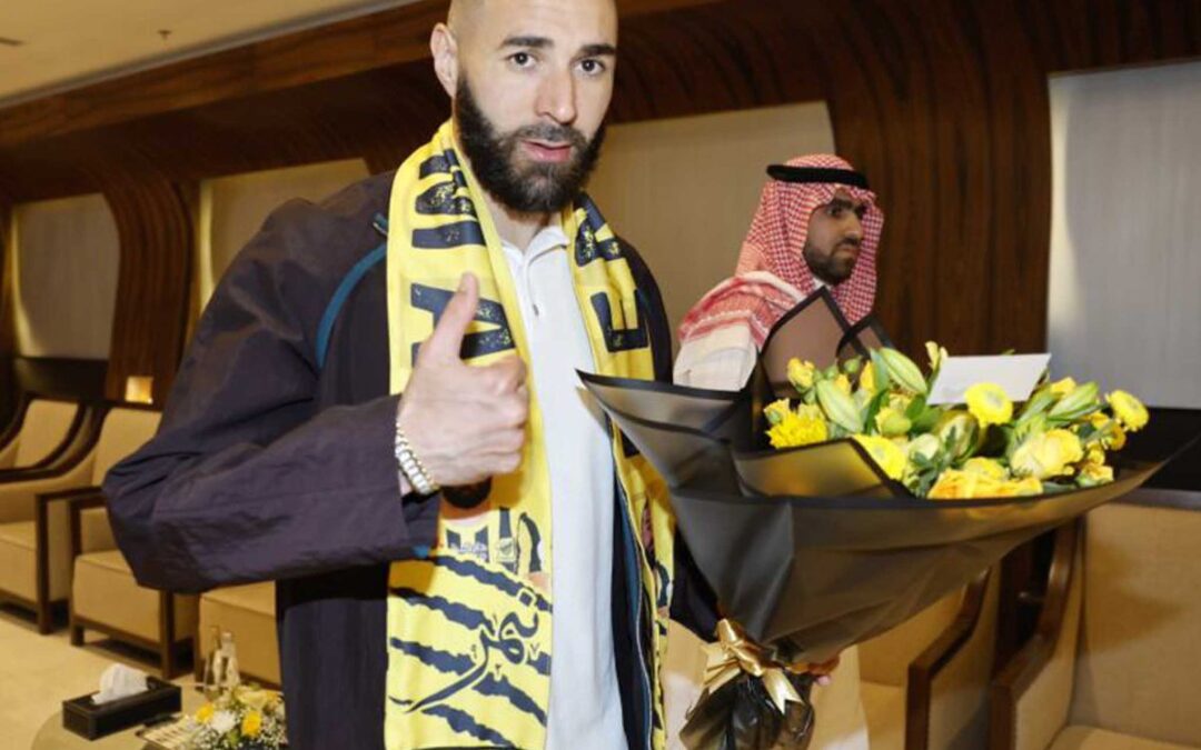 بنزيمة يصل جدة تمهيداً لانضمام إلى الاتحاد