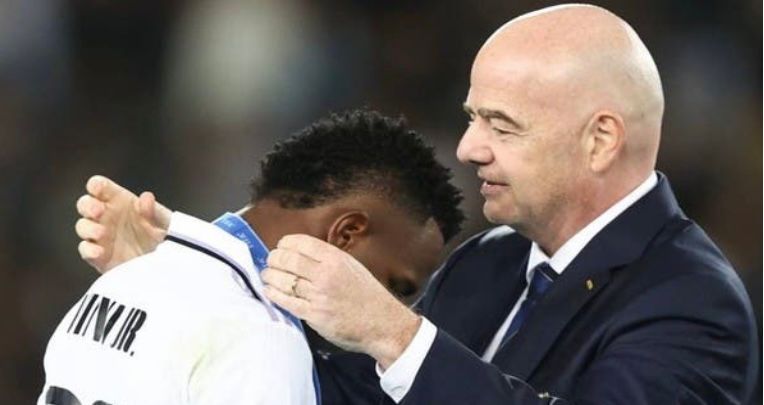 رئيس الفيفا: يجب إيقاف المباريات في حال كانت هناك إساءات عنصرية 