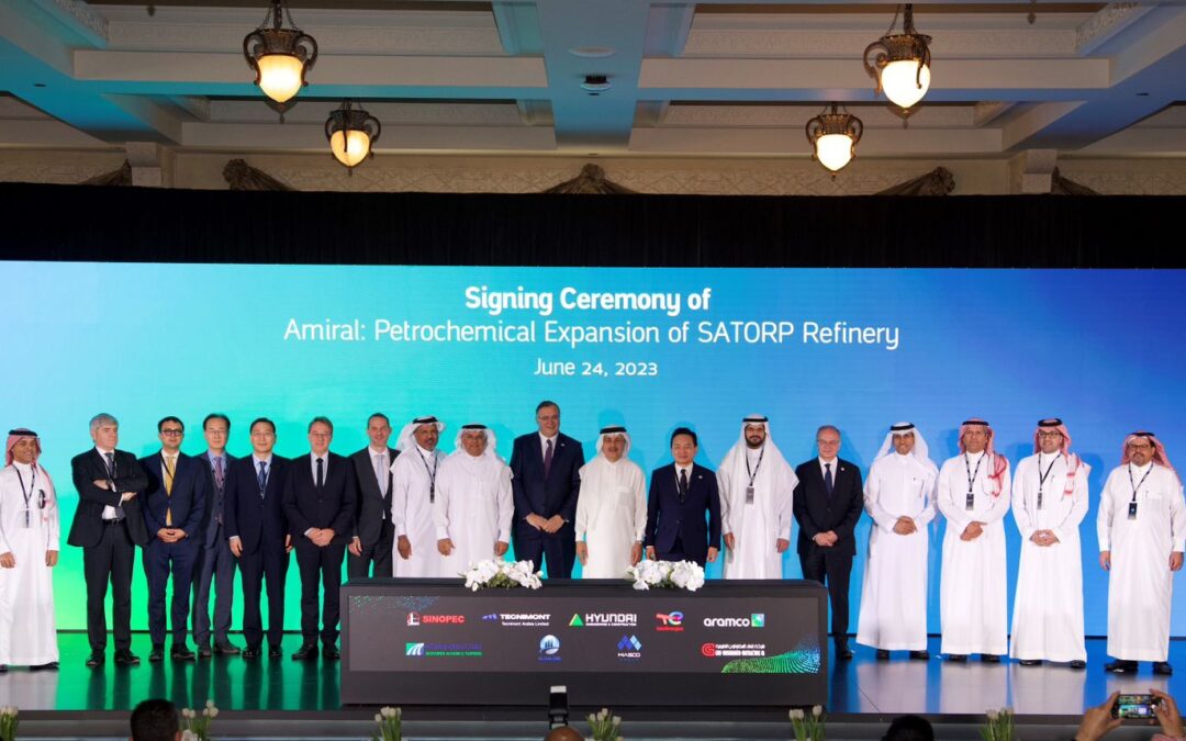 أرامكو السعودية وتوتال إنيرجيز ترسيان عقودًا في مشروع أميرال بقيمة 11 مليار دولار