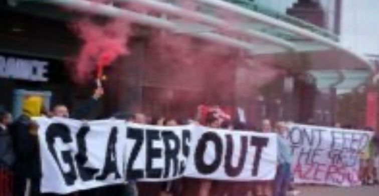 احتجاجات في مانشستر يونايتد ومطالبات برحيل ” عائلة الغلايزر ” 