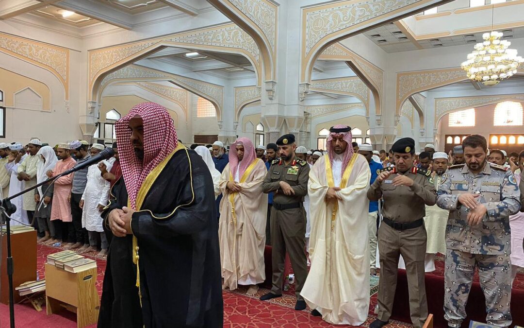 محافظ القطيف يؤدي صلاة العيد