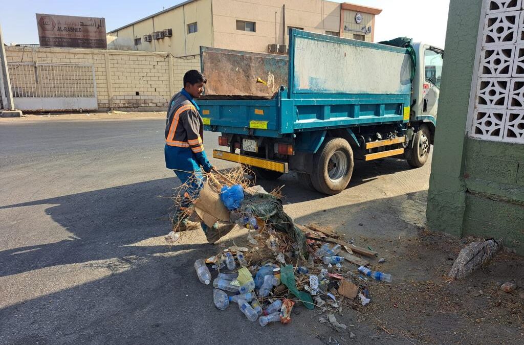 أمانة الشرقية ترفع 620 م3 مخلفات صلبة وأكثر من 4600 م3 أنقاض ضمن أعمال النظافة والصحة العامة في حي الخضرية خلال 6 أشهر