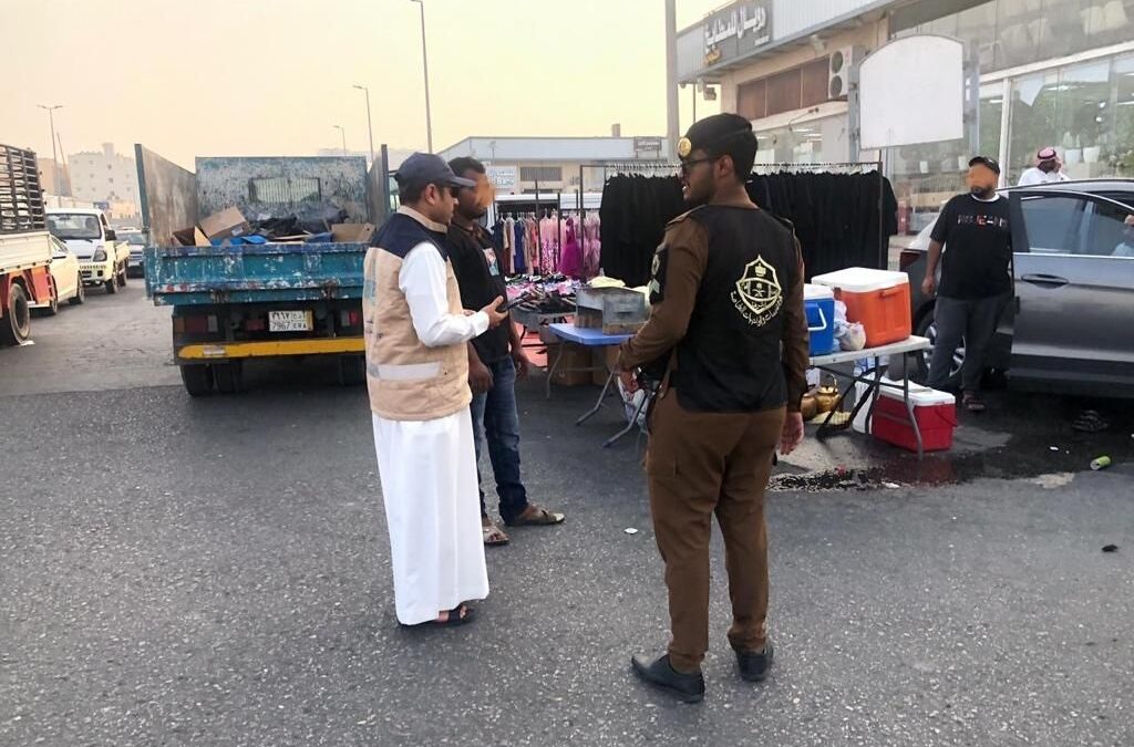 أمانة الشرقية: حملات ميدانية مكثفة لضبط الباعة الجالين ومنع الافتراش بالطرق تسفر عن رفع 4 أطنان متروكات مواد متنوعة في سوق الحراج بالدمام