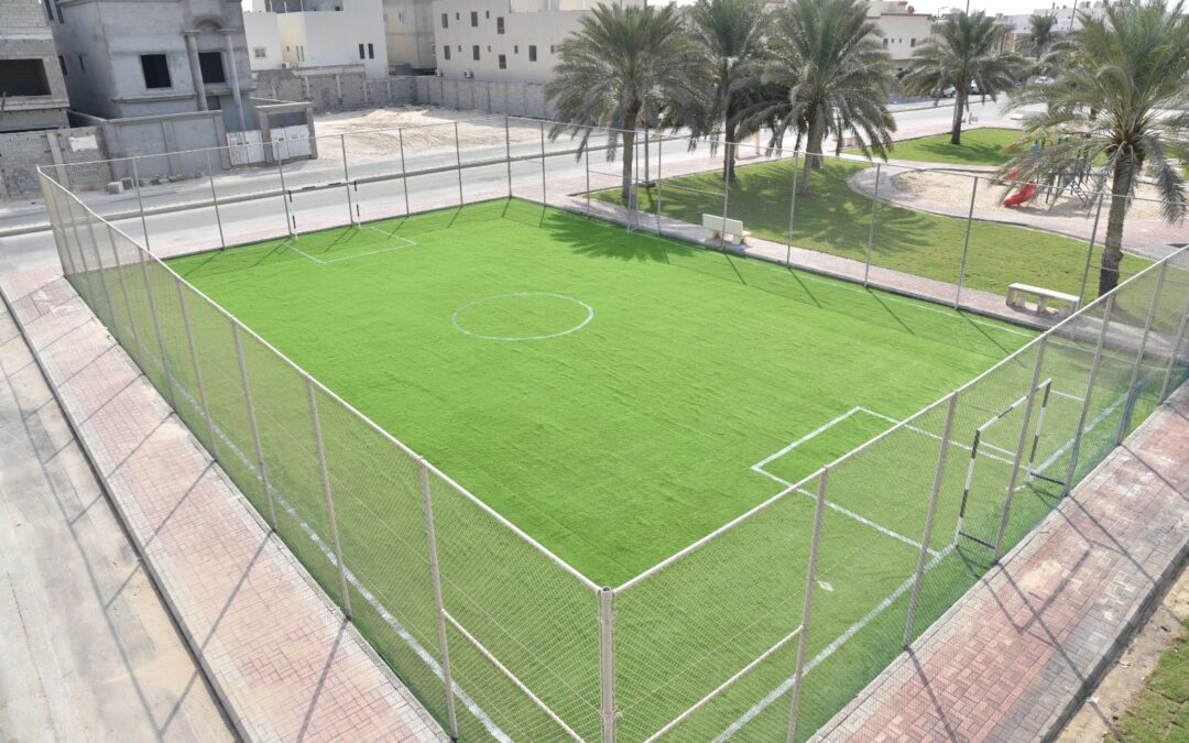 بلدية محافظة القطيف تنتهي من تأهيل  وتجديد ٩ من الملاعب الرياضية بالنجيل الصناعي