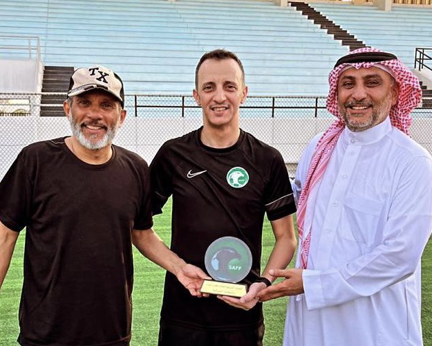 رئيس لجنة الحكام الفرعيه لكرة القدم بالشرقية يقدم درع تذكاري لرئيس نادي النهضة