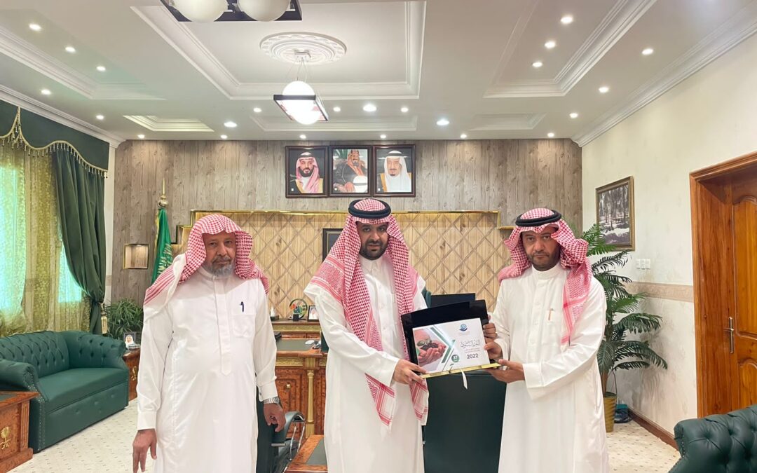 محافظ القرى يستقبل رئيس جمعية القرى للبر والخدمات الاجتماعية بالاطاولة