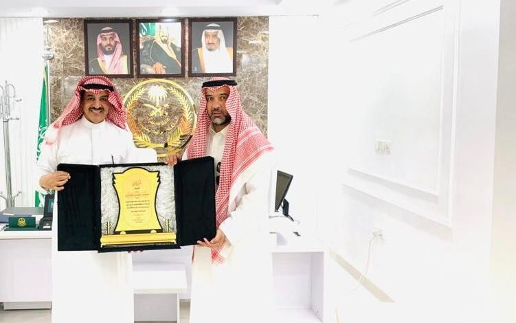 محافظ طريف يُكرم الخالدي