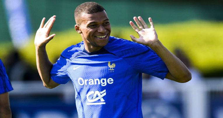 عائلة مبابي توافق على عرض الهلال 