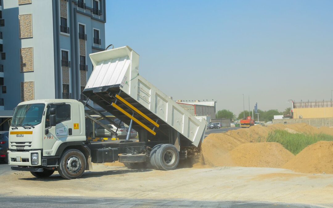 أمانة الشرقية تواصل أعمال ردم التجمعات المائية بحي الحمراء في الخبر