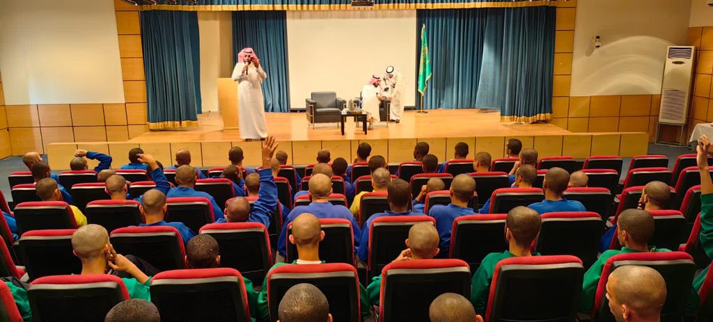 جلسة حوارية واستشارات قانونية للأحداث وأولياء أمورهم بملاحظة الدمام