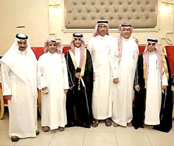 الأستاذ حمد بن عبدالله الخالدي وإخوانه يحتفلون بزواج ابنهم ” عبدالعزيز “