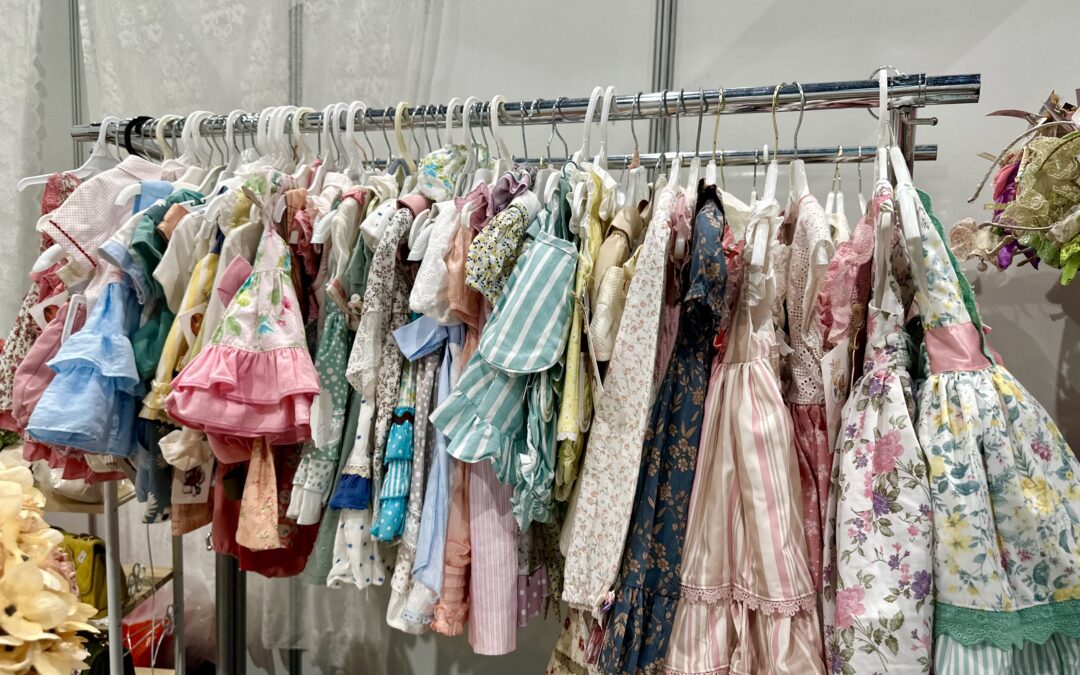 وجوه قطيفية .. حورية آل مهدي  زينت فساتين الأطفال بالغرز والورود ومكتب الضمان ساندني