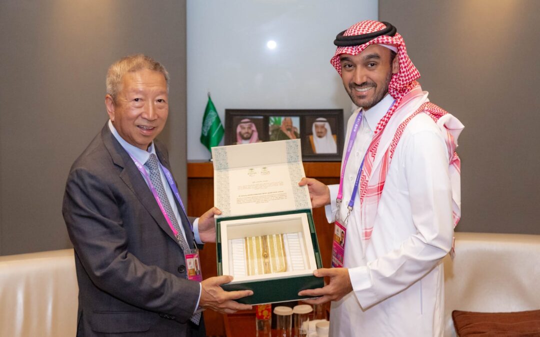 الفيصل يجتمع بوزير الرياضة الصيني وبنائب رئيس الأولمبية الدولية، ويتوج ابطال السباحة و أخضر اليد يكسب منغوليا.. ويبحث عن التأهل