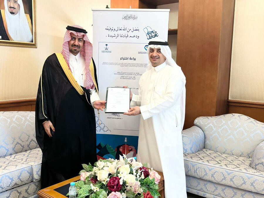 محافظ القطيف يلتقي آل جعفر صاحب براءة اختراع وبراند وطني جديد