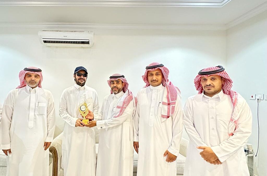 بعد تعرضه لجلطة دماغية..رئيس الاتحاد الرياضي الأستاذ جبر الشايقي وعضو مجلس الادارة الأستاذ رياض المسلم يزورون للإعلامي مسفر الحسيني