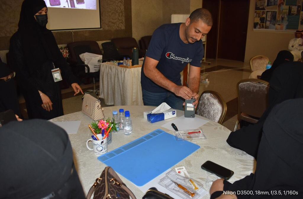 تمكين ضمان الدمام ..صيانة الجوالات مهاره لها فرص لتتحول الى مهنة