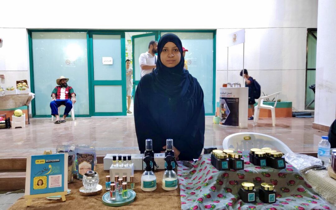 بنور سنابس .. رائحة الورد والبخور تجذب زوار يوم البيئة