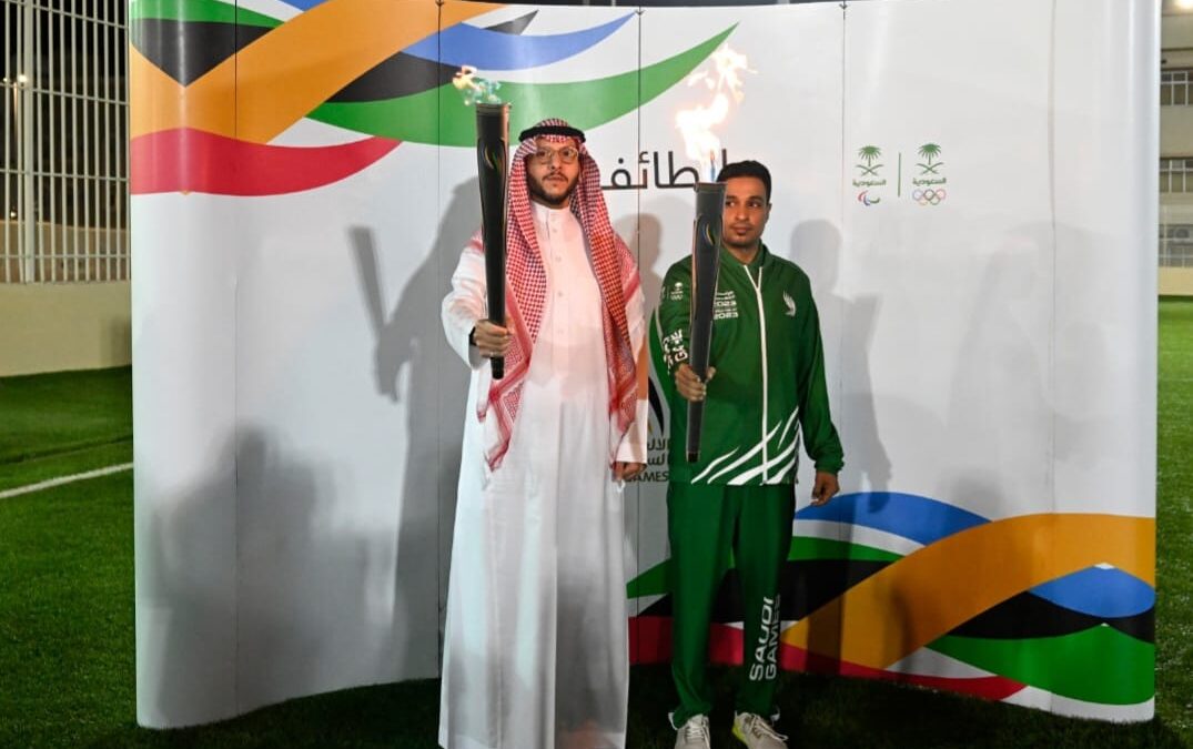 شعلة الألعاب السعودية تجوب المواقع التاريخية والرياضية في المحافظة و تسلمها الأمير سعود بن نهار