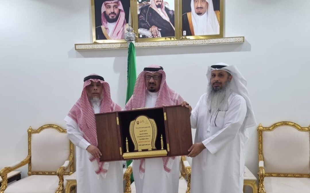 رئيس نادي الصم بالمنطقة الشرقية يقدم العضوية الشرفية لسعادة محافظ شرورة